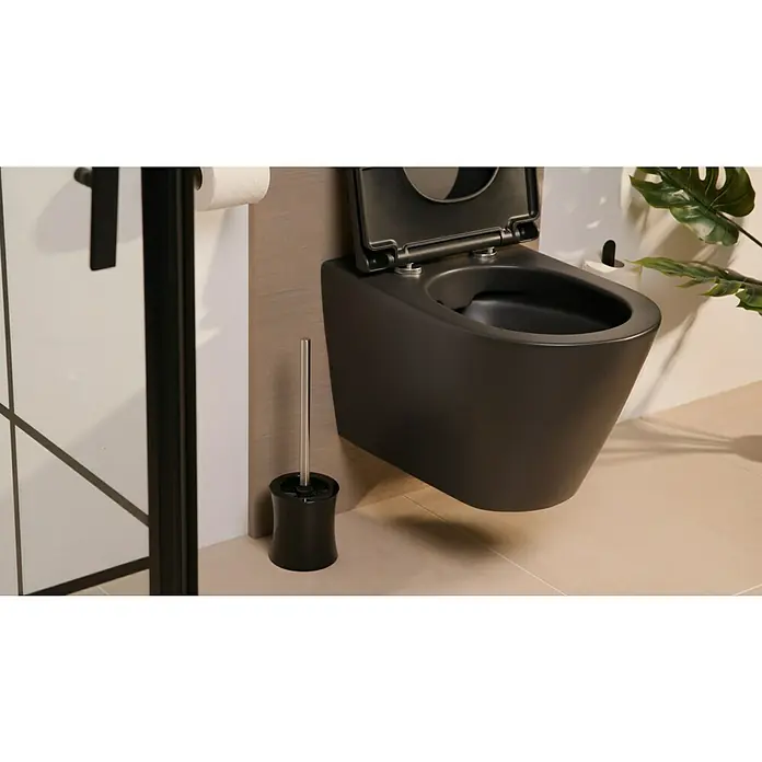 Venus WC-Bürstengarnitur Mambo Tailliert - Kunststoff, Schwarz - Nahaufnahme einer modernen, schwarzen Hänge-Toilette mit offenem Deckel und einer schwarzen Toilettenbürste.