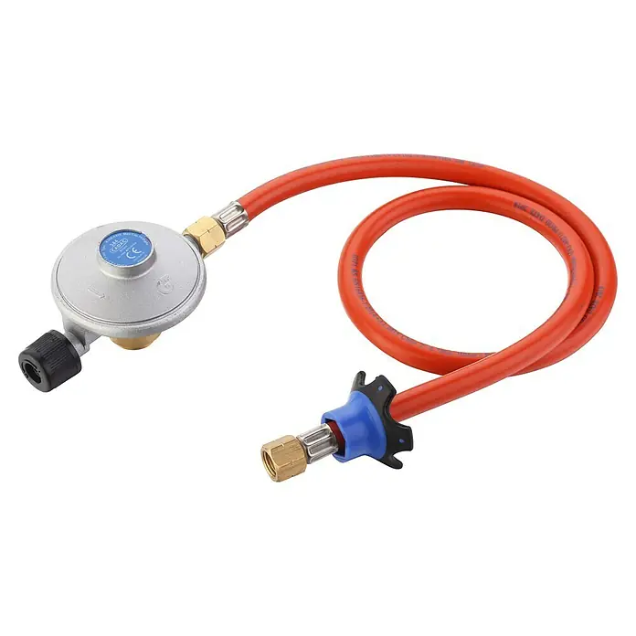 Cadac Druckminderer - Passend für: 1/4” Linksgewinde - Ein Gasregler mit einem roten Gasschlauch, ideal für den Einsatz mit Gasgeräten im Freien. Der Regler sorgt für eine sichere und kontrollierte Gaszufuhr.