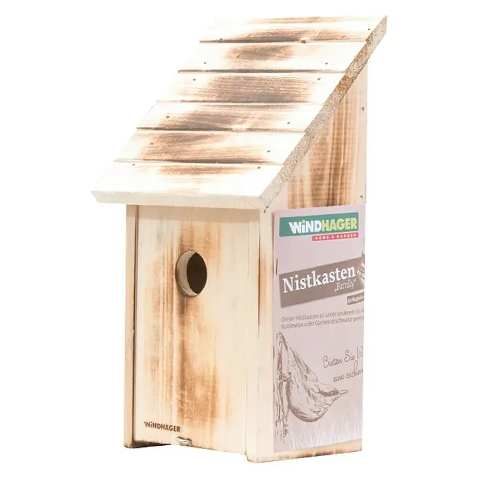 Windhager Nistkasten - Geeignet für: Kleiber, L x B x H: 14 x 18 x 33,5 cm, Massivholz, Geflammt - Dieses Bild zeigt ein Vogelhaus aus Holz mit einem geneigten Dach und einem Etikett, das die Marke "Windhager" ausweist.