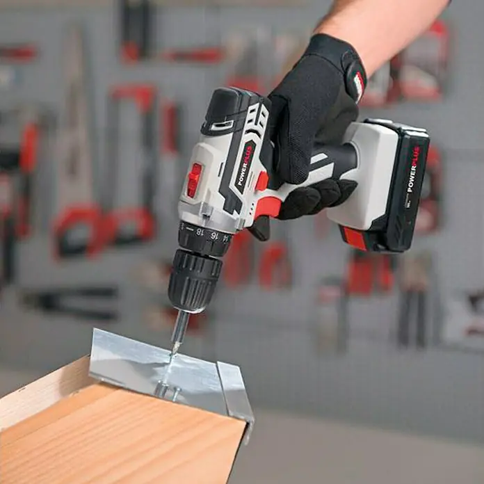 PowerPlus Taladro atornillador de batería POWC1061 - 16 V, 1 batería, 1,3 Ah, 30 Nm - Primer plano de un taladro inalámbrico Powerplus que atornilla un tornillo en una pieza de trabajo.