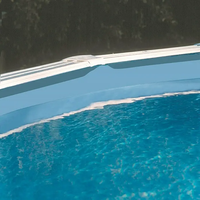 Gre Liner para piscina colgante - L x An x Al: 610 x 375 x 120 cm, Azul - Detalle del borde azul y el agua clara de la piscina, evoca el frescor y la relajación del verano.