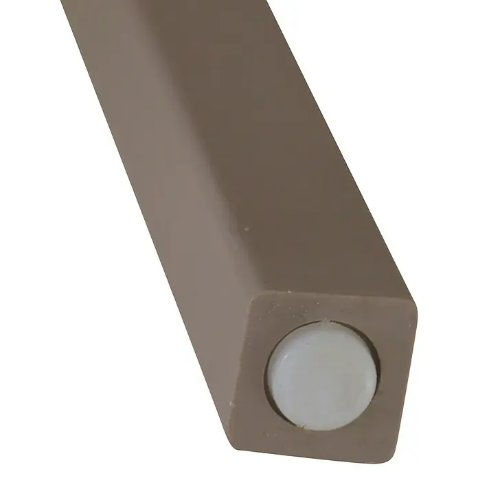 Siena Garden Urban Lights Gartenmöbel-Set Lane Stuhl/Paco Tisch - 5 -tlg., Polypropylen, Taupe/Anthrazit - Nahaufnahme eines braunen Tischbeins mit einem weißen Gleiter.