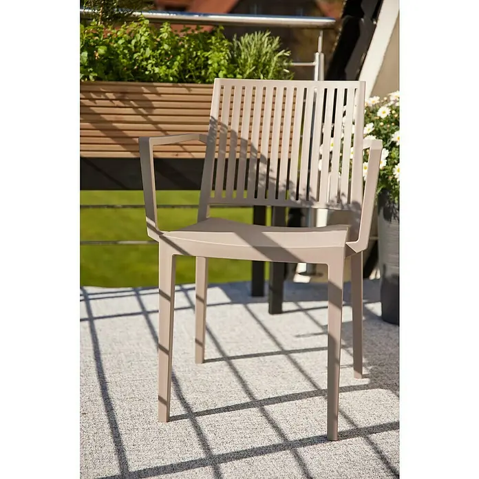 Siena Garden Urban Lights Gartenmöbel-Set Lane Sessel/Paco Tisch - 5 -tlg., Polypropylen, Taupe/Anthrazit - Eine moderne, hellbraune Gartenstuhl mit Armlehnen steht auf einer Terrasse und bietet stilvollen Komfort für den Außenbereich.