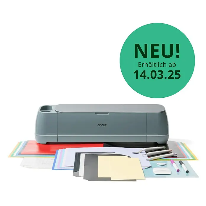 Cricut Maker Plotter de corte Maker 4 Essentials-Bundle - Gris/ Verde, Bluetooth, Ancho de corte: 29,7 cm, Longitud de corte: 3,6 m - Una máquina de corte Cricut gris-azul, rodeada de papel de manualidades, bolígrafos y herramientas, con un overlay verde "¡NUEVO! Disponible a partir del 14.03.25".