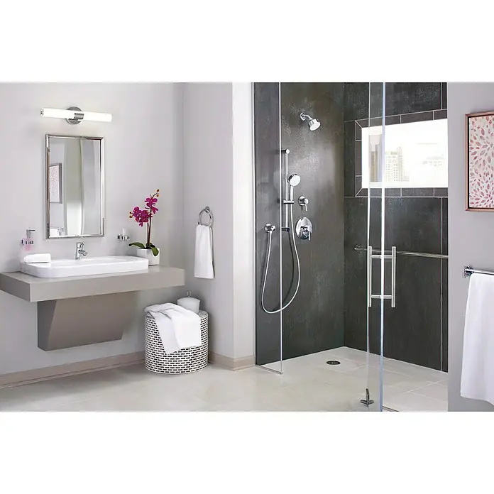 Grohe Essentials Seifenspender - Mit Halterung, Chrom, Glänzend - Ein Badezimmer mit einer modernen Duschkabine mit Grau- und Weißtönen, einem Waschbecken mit Spiegel und einer hübschen Orchidee.