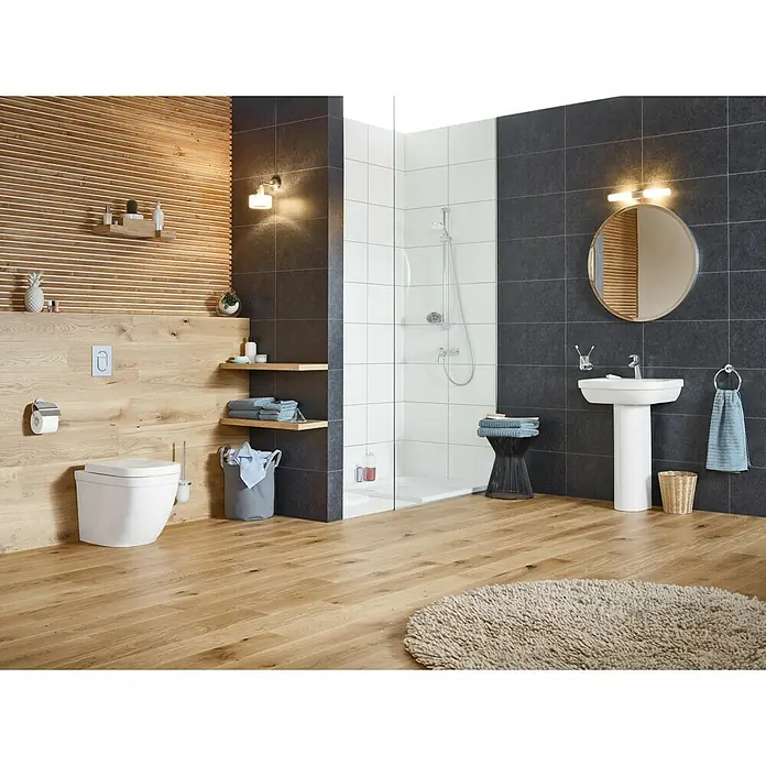 Grohe Essentials WC-Bürstengarnitur - Mit Halterung, Chrom, Glänzend - Ein modernes Badezimmer mit Holzdetails, weißen Sanitärobjekten und dunklen Fliesen. Die Einrichtung wirkt einladend und stilvoll.
