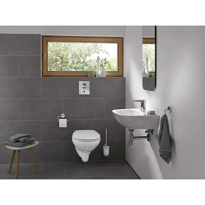 Grohe Essentials Toilettenpapierhalter - Ohne Deckel, Chrom, Glänzend - Modernes Badezimmerdesign mit einer wandhängenden Toilette, einem stilvollen Waschbecken und grauen Fliesen für ein elegantes Ambiente.