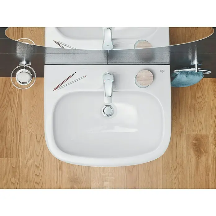Grohe Essentials Handtuchring - Chrom, Glänzend - Draufsicht auf ein Waschbecken mit Armatur, das sich durch sein modernes Design und seine klare, weiße Oberfläche auszeichnet.