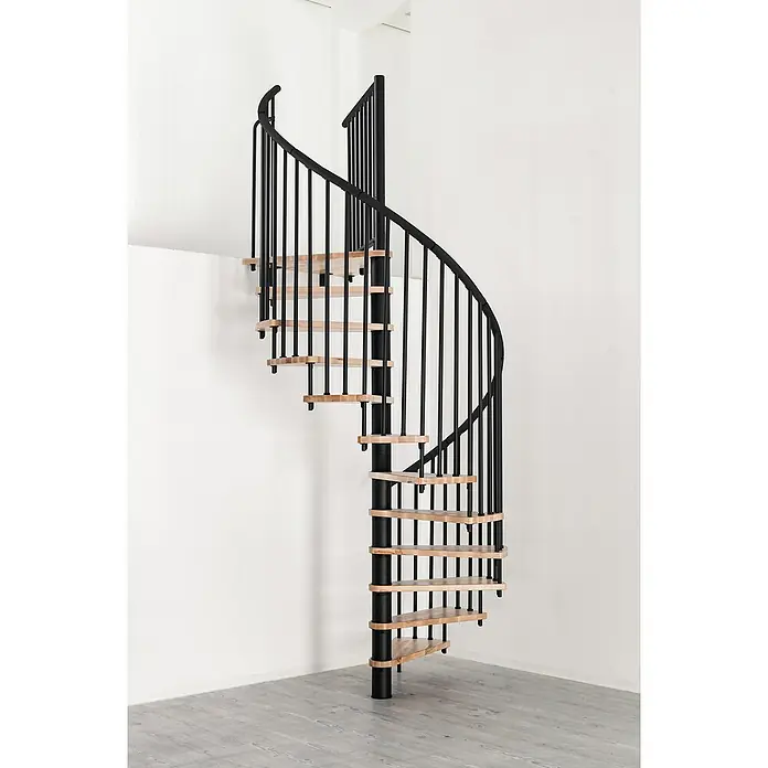 Minka Spindeltreppe Spiral Effect - Durchmesser: 140 cm, Schwarz, Farbe Stufen: Buche Natur, Geschosshöhe: 305,5 cm - Eine elegante Wendeltreppe mit schwarzem Geländer und hellen Holzstufen vor einer weißen Wand, die ein modernes Wohndesign betont.