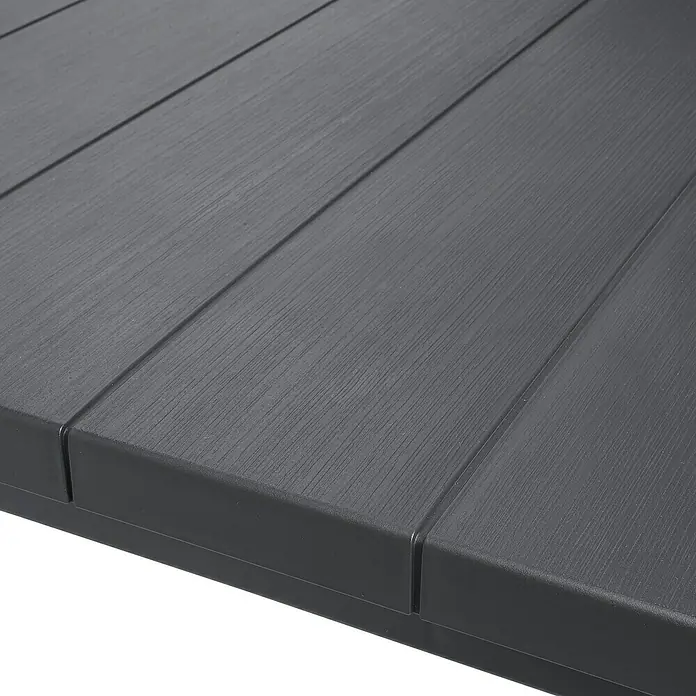 Keter Mesa de jardín Julie - L x An x Al: 149 x 92 x 75 cm, Polipropileno, Grafito - Primer plano de una mesa gris con diseño de listones, destacando el diseño sencillo y la fabricación de alta calidad.