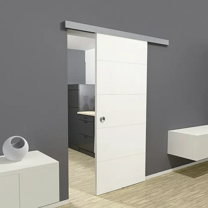 Kilsgaard Holzschiebetür Lines - 935 x 2.050 mm, Weiß lackiert, ähnlich RAL 9010, Material Mittellage: Wabe - Elegante weiße Schiebetür mit horizontalen Linien und grauem Rahmen, die einen modernen Raum mit minimalistischem Design ergänzt.