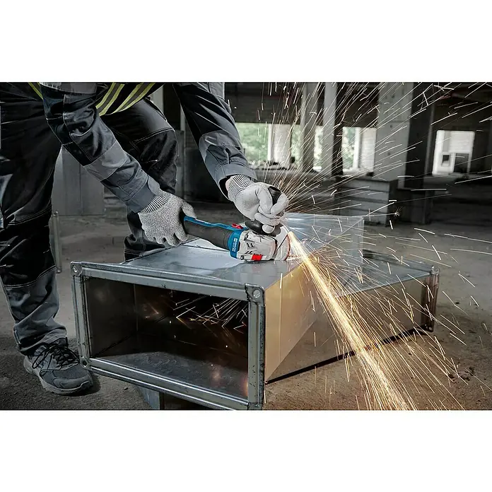 Bosch Professional AMPShare 18V Juego de máquinas - 18 V, 2 baterías, 2 Ah - 4 Ah, 7 pzs. - Un trabajador utiliza una amoladora angular Bosch para cortar metal, con chispas. La amoladora es el producto principal.