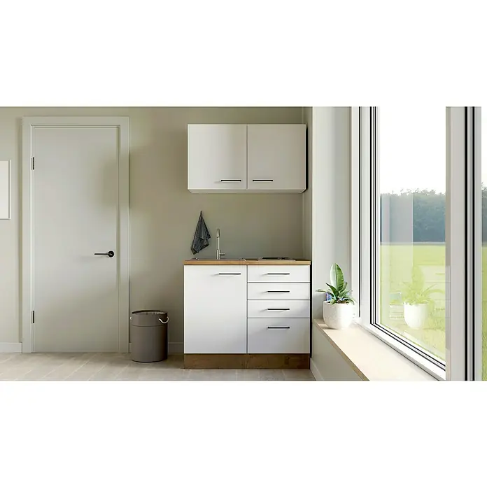 Flex-Well Avila Miniküche - Breite: 100 cm, Magnolia, Mit Elektrogeräten - Helle Waschküche mit weißen Wandschränken über Spüle, Arbeitsplatte in Holzoptik, weißen Unterschränken und großem Fenster mit Blick nach draußen.