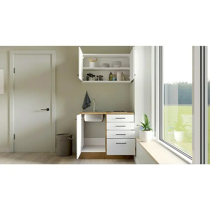 Flex-Well Avila Miniküche - Breite: 100 cm, Magnolia, Mit Elektrogeräten - Eine moderne Küchenzeile mit offenem Hängeschrank, Unterschrank mit Spüle und Schubladen, ergänzt durch Zimmerpflanzen und einen Abfalleimer.