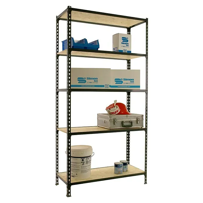 Simonrack Maderclick Estantería metálica Plus - Al x An x Pr: 200 x 100 x 40 cm, Capacidad de carga por balda: 150 kg, Número de baldas: 5 ud., Inserción, Antracita/OSB - Vista completa de un sistema de almacenamiento Simon Rack provisto de varios artículos, incluyendo cajas, cartones, una caja de herramientas y cubos de pintura.