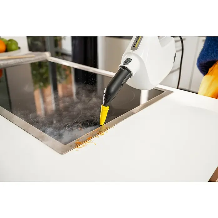 Kärcher Dampfreiniger SC1 Multi - 1.300 kW, Aufheizzeit: 0,5 min, Behältervolumen: 0,2 l - Dampfreiniger Kärcher in Aktion, der einen Herd reinigt und hartnäckigen Schmutz mit heißem Dampf und Präzision beseitigt.