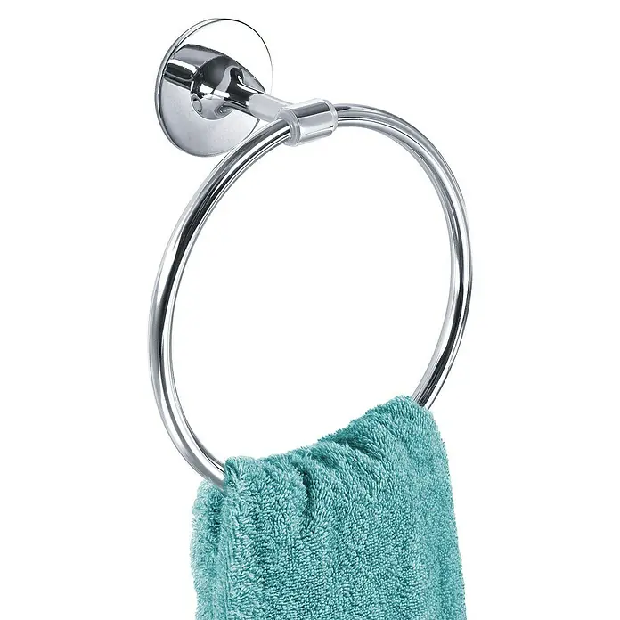Set de baño Atik - Cromo, Resplandeciente, 5 pzs. - Un toallero de aro cromado con una toalla celeste colgada del aro. Una gran adición a cualquier baño.