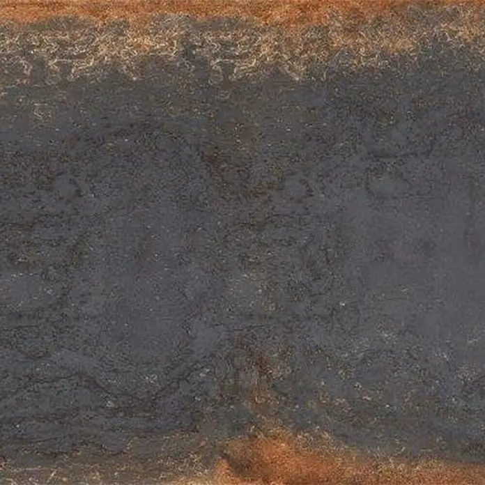 Feinsteinzeugfliese Oxyde - 60 x 120 cm, Anthrazit, Glänzend - Dunkle, texturierte Platte mit rostbraunen Rändern, die oxidiertem Metall oder Naturstein ähnelt.