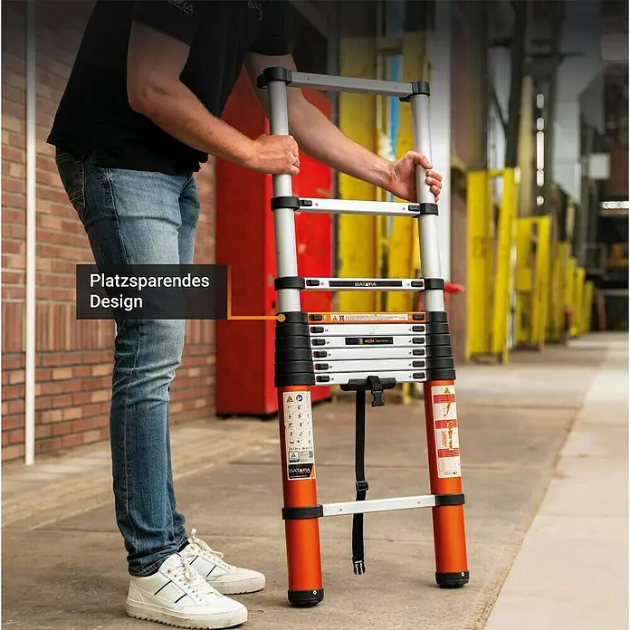 Batavia Teleskopleiter - Anzahl Tritte: 9 Stk., Arbeitshöhe: 370 cm, Belastbarkeit: 150 kg, Aluminium - Person hält teilweise eingefahrene orange-silberne Teleskopleiter, was ihr platzsparendes Design hervorhebt.