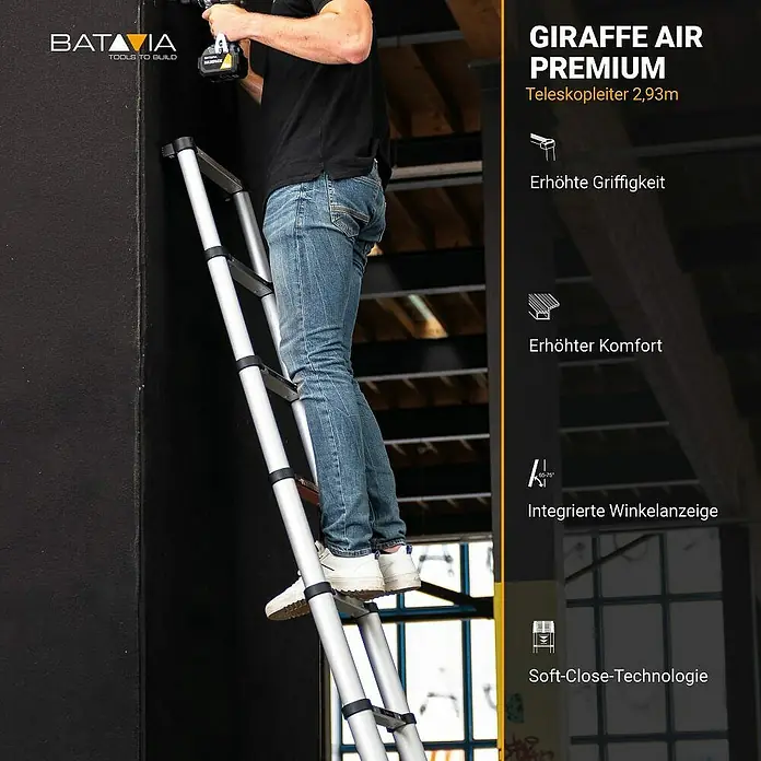 Batavia Teleskopleiter - Anzahl Tritte: 9 Stk., Arbeitshöhe: 370 cm, Belastbarkeit: 150 kg, Aluminium - Mann steht auf einer ausgefahrenen silber-schwarzen Teleskopleiter und arbeitet mit einem Elektrowerkzeug an einer dunklen Wand.