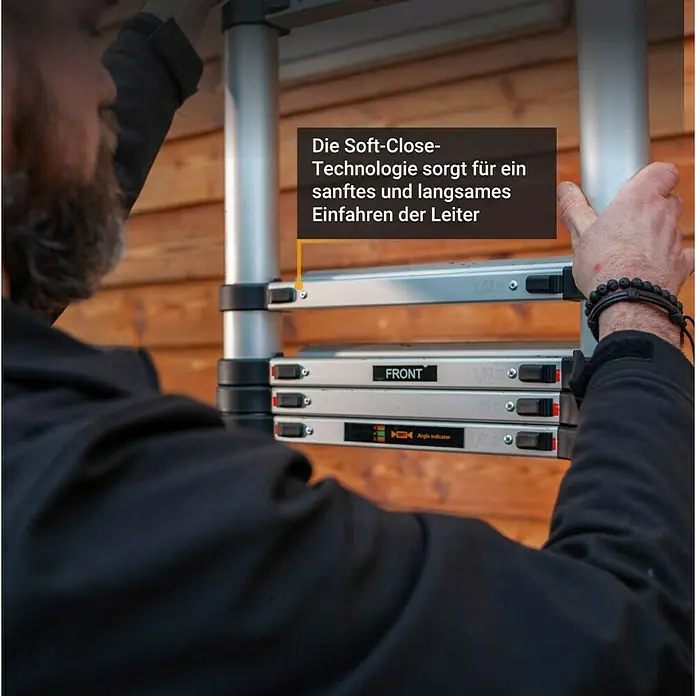 Batavia Teleskopleiter - Anzahl Tritte: 14 Stk., Arbeitshöhe: 415 cm, Belastbarkeit: 150 kg, Aluminium - Mann fährt silberne Teleskopleiter mit Soft-Close-Funktion ein. Beschriftungen zeigen 'FRONT' und 'Angle indicator'.
