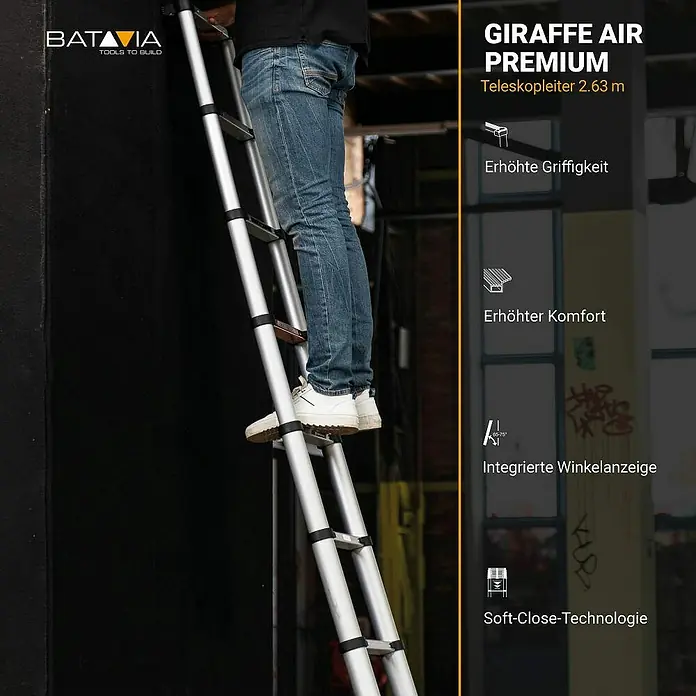Batavia Teleskopleiter - Anzahl Tritte: 8 Stk., Arbeitshöhe: 340 cm, Belastbarkeit: 150 kg, Aluminium - Bild einer ausziehbaren Aluminiumleiter namens Giraffe Air Premium von Batavia, auf der eine Person steht.