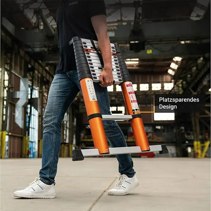 Batavia Teleskopleiter - Anzahl Tritte: 12 Stk., Arbeitshöhe: 460 cm, Belastbarkeit: 150 kg, Aluminium - Der Teleskop-Leiter, platzsparend im Design, wird von einer Person in einer Lagerhalle getragen. Die Leiter ist orange und grau.
