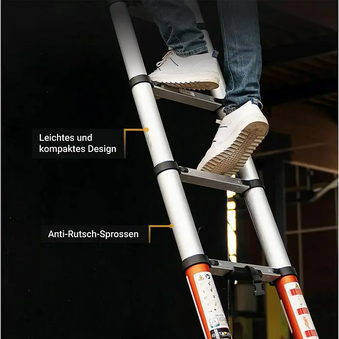 Batavia Teleskopleiter - Anzahl Tritte: 9 Stk., Arbeitshöhe: 370 cm, Belastbarkeit: 150 kg, Aluminium - Person auf silberner Teleskopleiter mit orangefarbenen Akzenten. Nahaufnahme von Füßen auf rutschfesten Sprossen, betont kompaktes Design.