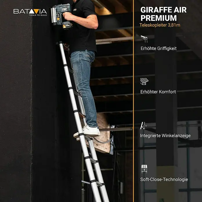 Batavia Teleskopleiter - Anzahl Tritte: 12 Stk., Arbeitshöhe: 460 cm, Belastbarkeit: 150 kg, Aluminium - Ein Mann benutzt die GIRAFFE AIR PREMIUM Teleskopleiter 3,81m von Batavia, um mit einem Werkzeug an einer Wand zu arbeiten.