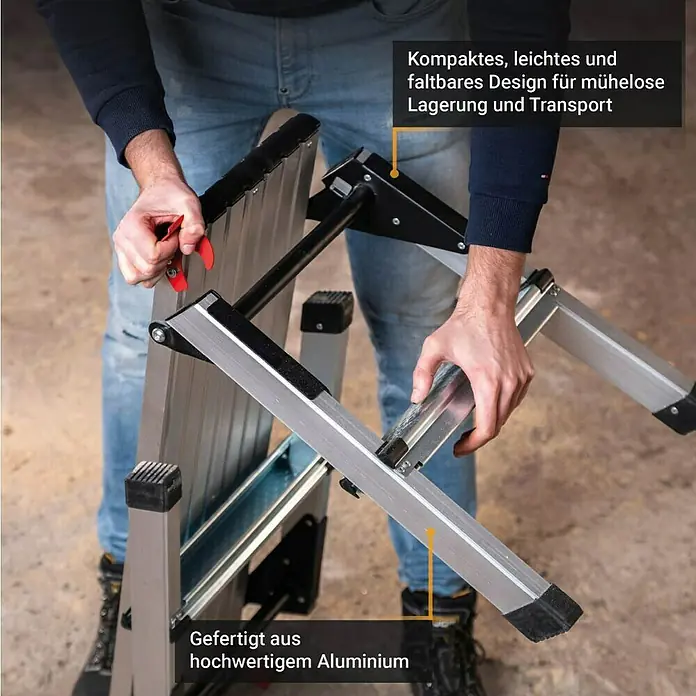 Batavia Treppenpodest - Arbeitshöhe: 2,5 cm, Aluminium - Person faltet kompakten, leichten Aluminium-Klapptritt zur einfachen Lagerung und Transport.