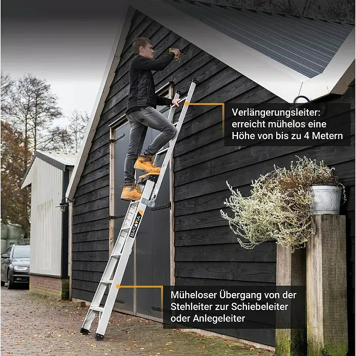 Batavia Mehrzweckleiter - Anzahl Tritte: 9 Stk. - Silberne Batavia-Verlängerungsleiter im Einsatz an einem dunklen Holzgebäude, bis zu 4 Meter ausziehbar. Als Steh-, Schiebe- oder Anlegeleiter nutzbar.