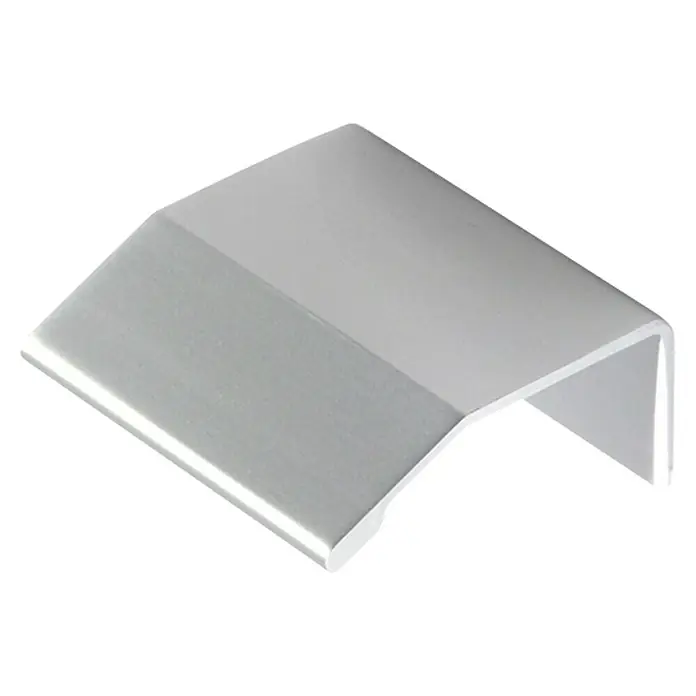 Möbelgriff - Typ Möbelgriff: Sonstige, Aluminium, Vernickelt, Länge: 40 mm - Nahaufnahme eines silbernen Metallprofils mit Winkel, das ein modernes und minimalistisches Design für verschiedene Anwendungen zeigt.