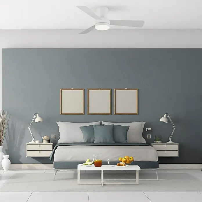 Cristal Record Ventilador de techo Benda 3 - Blanco, 101 cm, 28 W, Blanco cálido, 3 aspas - Un ventilador de techo blanco de tres aspas cuelga sobre un elegante dormitorio. Circulación de aire óptima para noches relajadas.