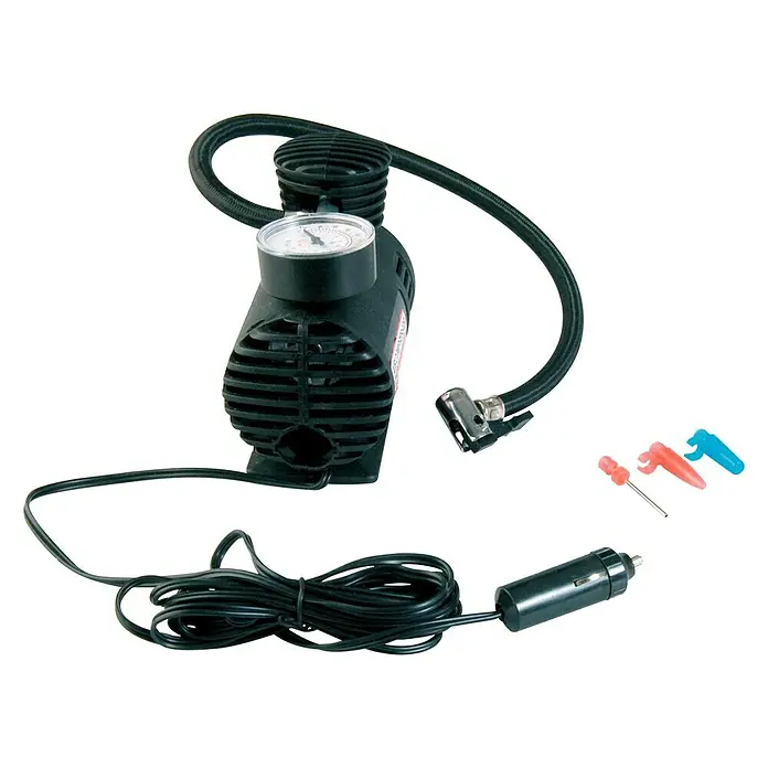 Cartrend Kompressor Manometer klein - Druck: 10 bar - Abbildung einer tragbaren Luftpumpe mit Manometer, Schlauch, Düsen und einem 12-Volt-Anschluss für den Zigarettenanzünder.