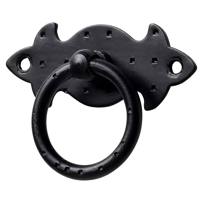 Rei Möbelgriff - Lochabstand: 68 mm, Stahl, Schwarz, L x B x H: 68 x 46 x 14 mm - Verzierter schwarzer Metall-Ringziehgriff mit dekorativer Rückenplatte.