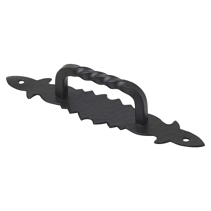 Rei Möbelgriff - Lochabstand: 146 mm, Stahl, Schwarz - Schwarzer geschmiedeter Metallgriff mit gedrehtem Bügel und dekorativer, gezackter Grundplatte.