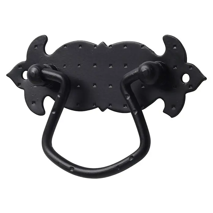 Rei Möbelgriff - Lochabstand: 98 mm, Stahl, Schwarz, L x B x H: 98 x 15 x 60 mm - Schwarzer, verzierter Metallgriff mit dekorativer Platte und Ring für Schubladen.