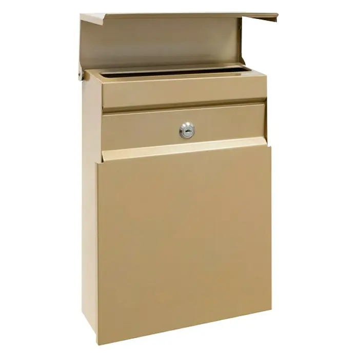 Arregui Figure Buzón de pared E-6705 - L x An x Al: 26,8 x 10 x 36 cm, Ocre, Acero - En la imagen se muestra un buzón de correo dorado con una puerta con cerradura para guardar el correo.