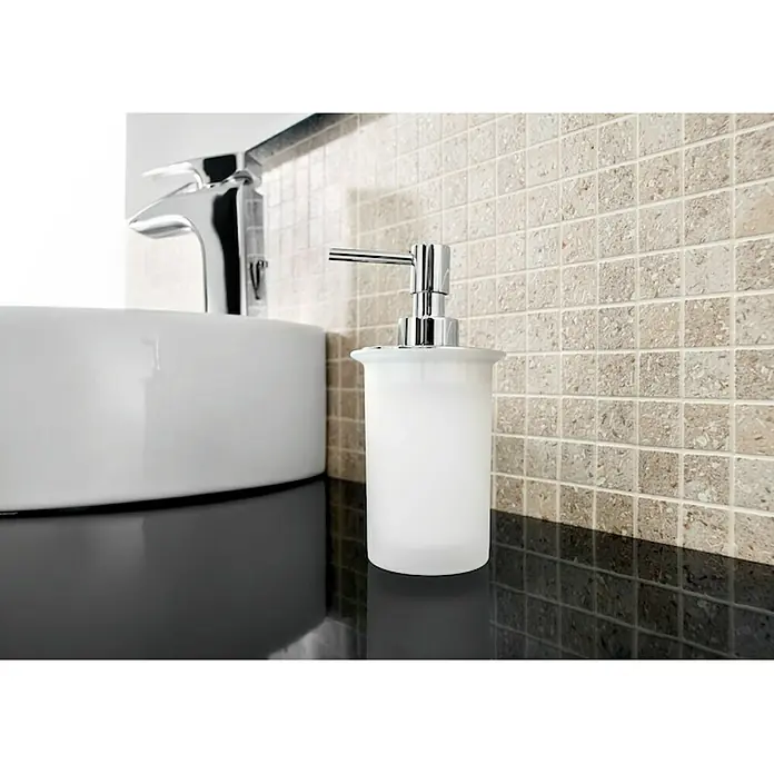 Roca Twin Dispensador de jabón - Vidrio, Cromo - Elegante accesorio de baño: Un dispensador de jabón blanco mate con una bomba de cromo, elegantemente colocado sobre una superficie negra brillante.