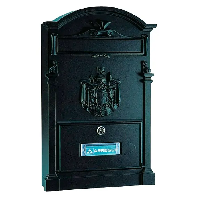 Arregui Residencia Buzón de pared E-261 - L x An x Al: 26 x 9 x 42 cm, Negro, Acero - La imagen muestra un buzón negro con escudo de armas y elementos decorativos. El buzón es detallado y parece de alta calidad.