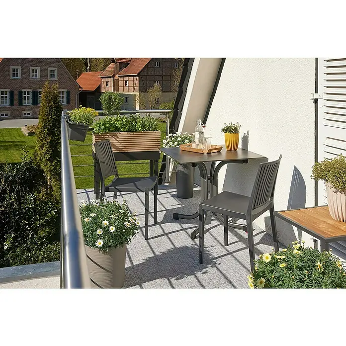 Siena Garden Urban Lights Gartenmöbel-Set Lane Stuhl/Paco Tisch - 3 -tlg., Polypropylen, Anthrazit - Ein moderner Balkon mit einem grauen Tisch und zwei passenden Stühlen, dekoriert mit bunten Blumen in Töpfen und frischen Kräutern.