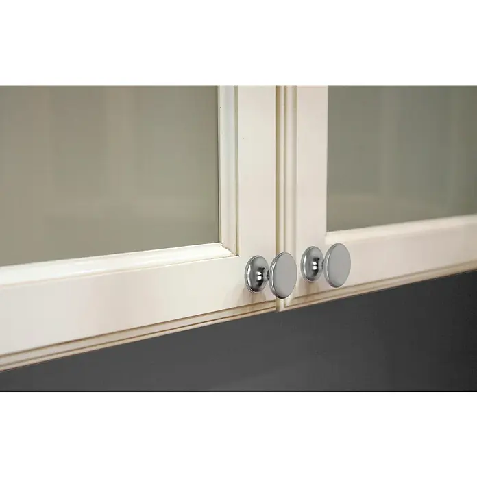 Rei Pomo para muebles - Tipo de tirador del mueble: Botón, Ø x Al: 33 x 27 mm, Cromo - Puertas de armario de cocina color crema con paneles de vidrio esmerilado y tiradores cromados redondos.