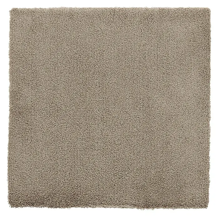 Teppichfliese Amazing - Hochflor, 100 % Polyester, Beige - Nahaufnahme eines quadratischen, beigen Teppichs mit dichter Textur, ideal für Komfort und Wärme in jedem Raum.