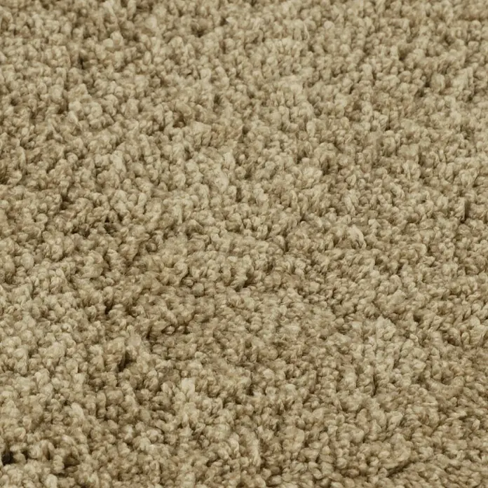 Teppichfliese Amazing - Hochflor, 100 % Polyester, Hellbraun - Nahaufnahme eines beigen, texturierten Teppichs. Die Oberfläche ist dicht und flauschig, ideal für Wohnräume, die Wärme und Komfort bieten sollen.