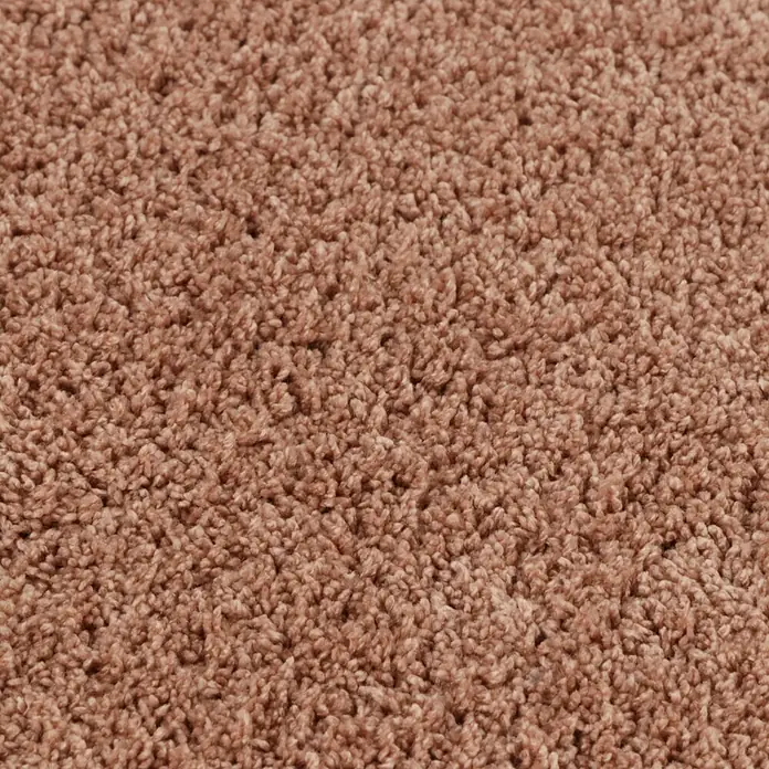 Teppichfliese Amazing - Hochflor, 100 % Polyester, Rotbraun - Nahaufnahme eines Teppichs mit weicher, gewebter Textur in einem warmen, erdigen Farbton.