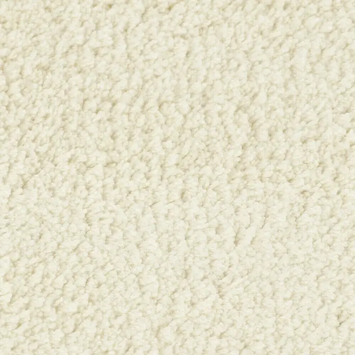 Teppichfliese Amazing - Hochflor, 100 % Polyester, Weiß - Nahaufnahme eines cremefarbenen Teppichs mit dichter, flauschiger Textur, der Wärme und Komfort ausstrahlt. Perfekt, um jedem Raum eine weiche Note zu verleihen.
