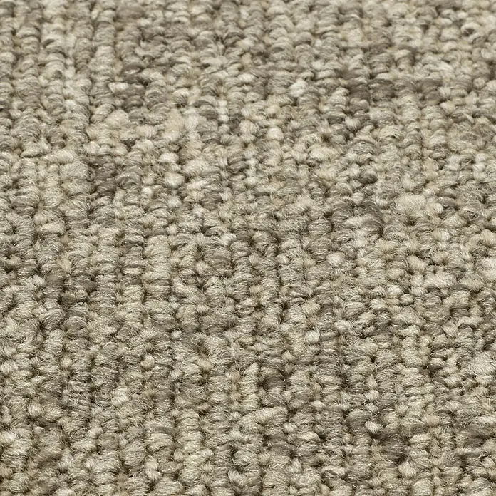 Teppichfliese Explore - Schlinge, 100 % Polypropylen, Sand - Nahaufnahme eines beigen Teppichs mit dichter, strukturierter Oberfläche. Ideal für Wohnräume, die Wärme und Komfort ausstrahlen.