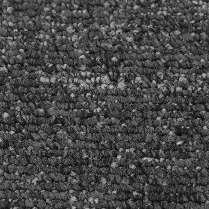Teppichfliese Explore - Schlinge, 100 % Polypropylen, Basalt - Nahaufnahme eines grauen Teppichs mit dichter Textur, ideal für Wohnräume und Büros.