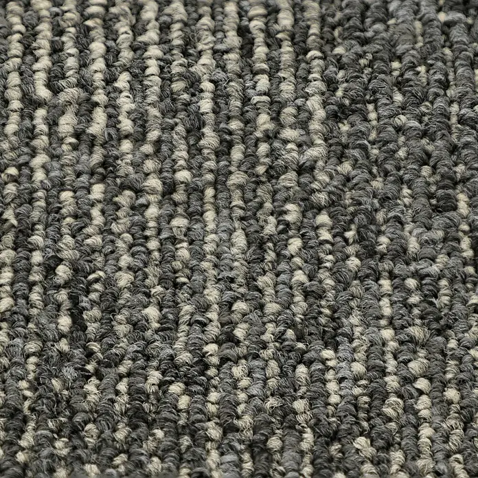 Teppichfliese Santo - Schlinge, 100 % Polypropylen, Greige - Nahaufnahme eines grauen Teppichs mit einem gesprenkelten Muster, das für Texturen und Design geeignet ist.