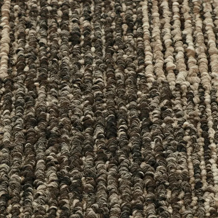 Teppichfliese Santo - Schlinge, 100 % Polypropylen, Braun - Nahaufnahme eines Teppichs mit dunklen und hellen Brauntönen, der eine interessante Textur und ein Muster erzeugt.